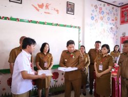 Penjabat Bupati Kumendong Buka Naskah Soal Ujian SAJ di SMP 1, SMP 2 dan SD 1 Kakas