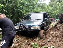 Team Rescue IOF Pengda Sulut dan Pengcab Bitung Buka Akses Jalan Longsor