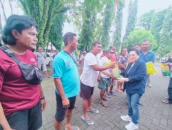 Peringati Hari Buruh, Pj Bupati Sangihe Rinny Tamuntuan Berikan Sembako Kepada Buruh Pelabuhan di Tahuna