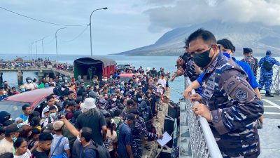 Terjun ke Wilayah Erupsi Danlantamal VIII Manado Evakuasi Warga Terdampak Gunung Ruang