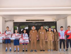 Serahkan Bonus, Wakil Walikota Richard Sualang Beri Apresiasi Para Atlit Peraih Medali Kejurnas Karate di Minut