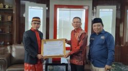 Penjabat Bupati Sirajudin Lasena Dinobatkan Sebagai Tokoh Peduli Pers oleh PWI Sulut