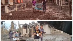 Dua Personil TNI AL Bersama Relawan Evakuasi Anjing di Reruntuhan Rumah Akibat Erupsi Gunung Ruang