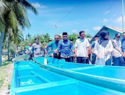 Tingkatkan Ketahanan Pangan, Pemda Bolmut Serahkan 10 Unit Perahu Fiber Kepada Warga di Desa Binuanga