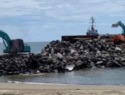 Pekerja Proyek Pengaman Pantai Abaikan K3 Meski Telah Diberi Peringatan