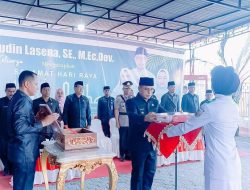 Penjabat Bupati Sirajudin Lasena Serahkan Replika Bendera Pusaka Merah Putih kepada Paskibraka Bolmut