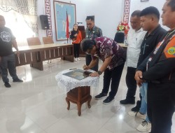 Resmikan Kampung Tangguh Bencana, Penjabat Bupati Sangihe Serahkan Bantuan Bagi Korban Bencana Hidrometeorologi