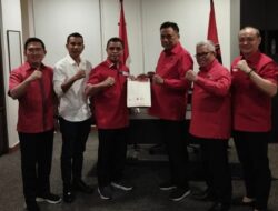 Pasangan SIAP Terima B-KWK dari Ketua DPP PDIP Sulut Olly DondoKambey