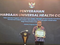 Tangan Dingin Maurits Mantiri Berhasil Raih UHC Award