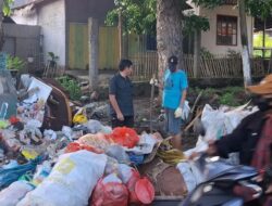 Aksi Heroik Yosep Katopo Bersama Warga Tangani Tumpukan Sampah