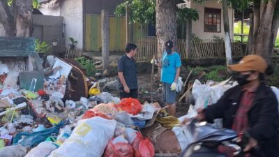 Aksi Heroik Yosep Katopo Bersama Warga Tangani Tumpukan Sampah