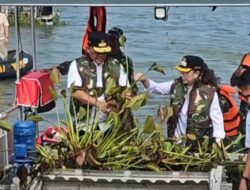 Wabup Vanda Sarundajang Dampingi Gubernur Sulut Tinjau Pembersihan Eceng Gondok di Danau Tondano