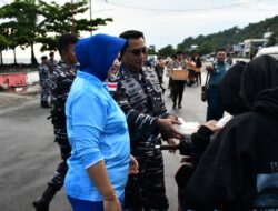 Komandan Lanal Tahuna Kolonel Laut Surya Ari Muryanto Bersama Prajurit Bagikan Ribuan Tajil Gratis