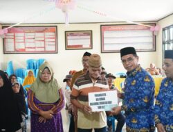 Bupati SJL Salurkan BLT di Desa Keimanga Bolangitang Barat