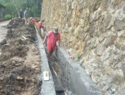 Pemdes Rumengkor Satu Bangun Saluran Drainase di Jaga V