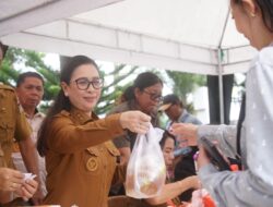 Wabup VaSung Ikut Layani Masyarakat dalam Gerakan Pangan Murah di Depan Kantor Bupati Jelang HKBN