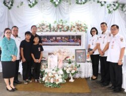 Bupati RD Bersama Ketua TP PKK dan Jajaran Pemkab Minahasa Hadiri Ibadah Penghiburan Istri Camat Tombulu