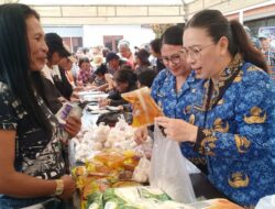 Jelang Paskah, Wabup VaSung Layani Masyarakan dalam Gerakan Pangan Murah di Kawangkoan