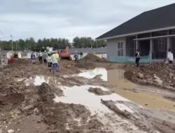 Viral Banjir di Lokasi Perumahan Bantuan Korban Erupsi Gunung Ruang, Bupati Chyntia Kalangit Turun Langsung: Drainase Belum Rampung, Pengerjaan Masih Berlangsung