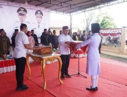 Jelang HUT ke-80 RI, Bupati SJL Serahkan Duplikat Merah Putih kepada Paskibraka
