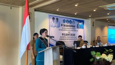 Ketua TP-PKK Sangihe Ny.Cherry Thungari Soeyoenus Lantik Pengurus TP-PKK Kecamatan