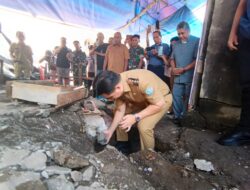 Bupati Michael Thungari Letakkan Batu Dasar Rumah Bantuan Jemaat GMIST Patmos untuk Keluarga di Kelurahan Soataloara II 