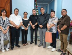 Rektor Unima dan Jajaran Sampaikan Dukacita Langsung di Rumah Duka Mahasiswi