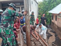 Banjir Bandang Tutup Akses Jalan Bahu-Pangirolong Puluhan Personel Lakukan Pencarian Korban