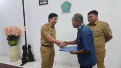 Bupati Michael Thungari Menyerahkan SK Kepada 7 Staf Khusus Bupati