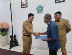 Bupati Michael Thungari Menyerahkan SK Kepada 7 Staf Khusus Bupati