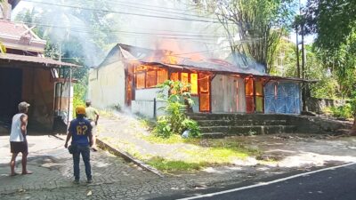 Api Mengamuk di Wangurer Barat Bitung, Satu Rumah Ludes Terbakar