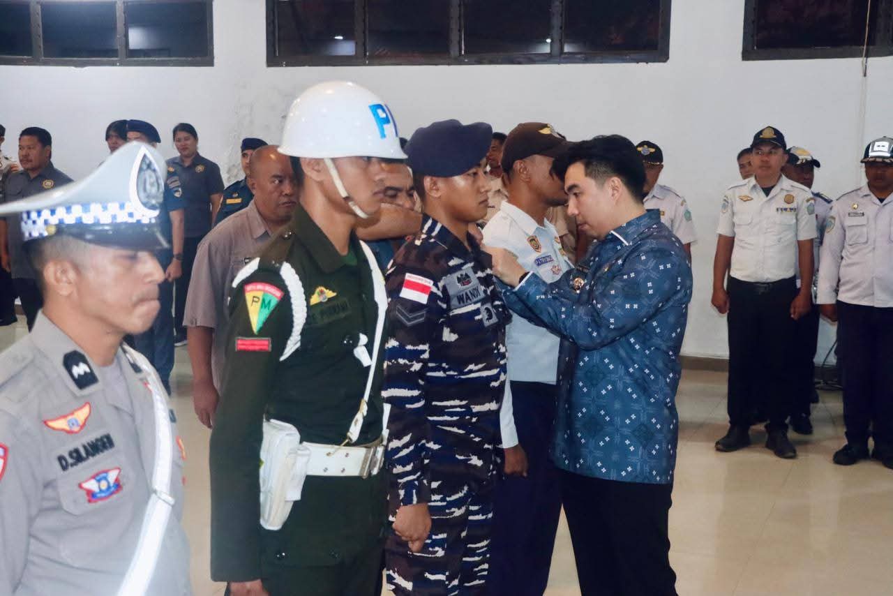 Bupati Sangihe Michael Thungari SE MM memasangkan pita operasi kepada anggota keamana