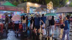 Hujan Deras Tak Surutkan Antusiasme, Ratusan Warga Tukar Botol Plastik Demi Buka Puasa Gratis