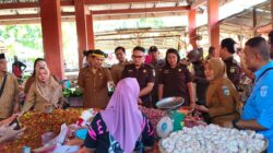 Pemda Boltara dan Kejari Sidak Harga Bahan Pokok di Pasar Boroko