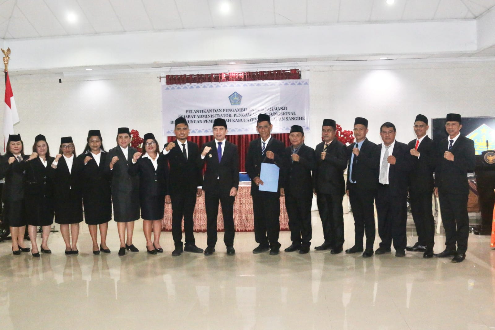 Bupati Sangihe Michael Thungari SE MM bersama Pejabat yang di ambil sumpah 