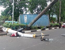 Ngeri! Kontainer ‘Ambruk’ di Depan Kantor Wali Kota Bitung, Satu Pemotor Terluka
