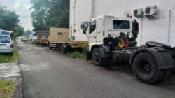 Parkir ‘Liar’ Truk Bertonase Besar di Madidir Dikeluhkan Warga
