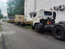 Parkir ‘Liar’ Truk Bertonase Besar di Madidir Dikeluhkan Warga