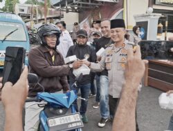 Aksi Humanis Polres Bitung, Wartawan Ikut Berbagi Takjil ke Pengendara