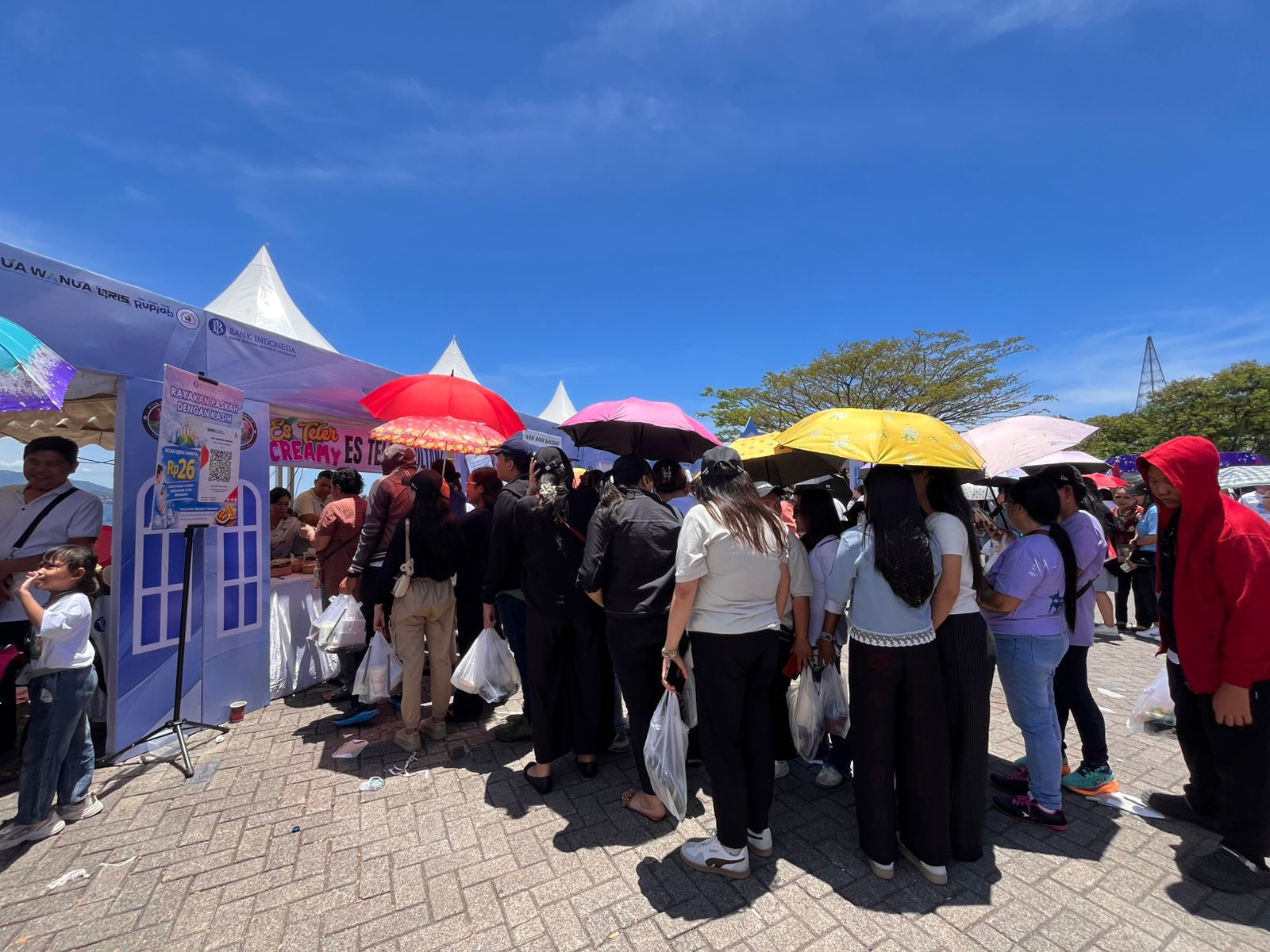 Foto Istimewa : Antrian panjang masyarakat Jemaat Gereja melakukan Scan Qris Rp.26,- menikmati suasana Paskah Nasional 2026.