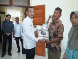 Wabup Aditya Pontoh Salurkan Bantuan Beras 15,9 Ton