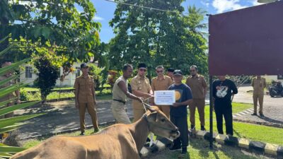 Bupati Sirajudin Lasena Serahkan Bantuan Hewan Qurban untuk Tiga Desa di Boltara